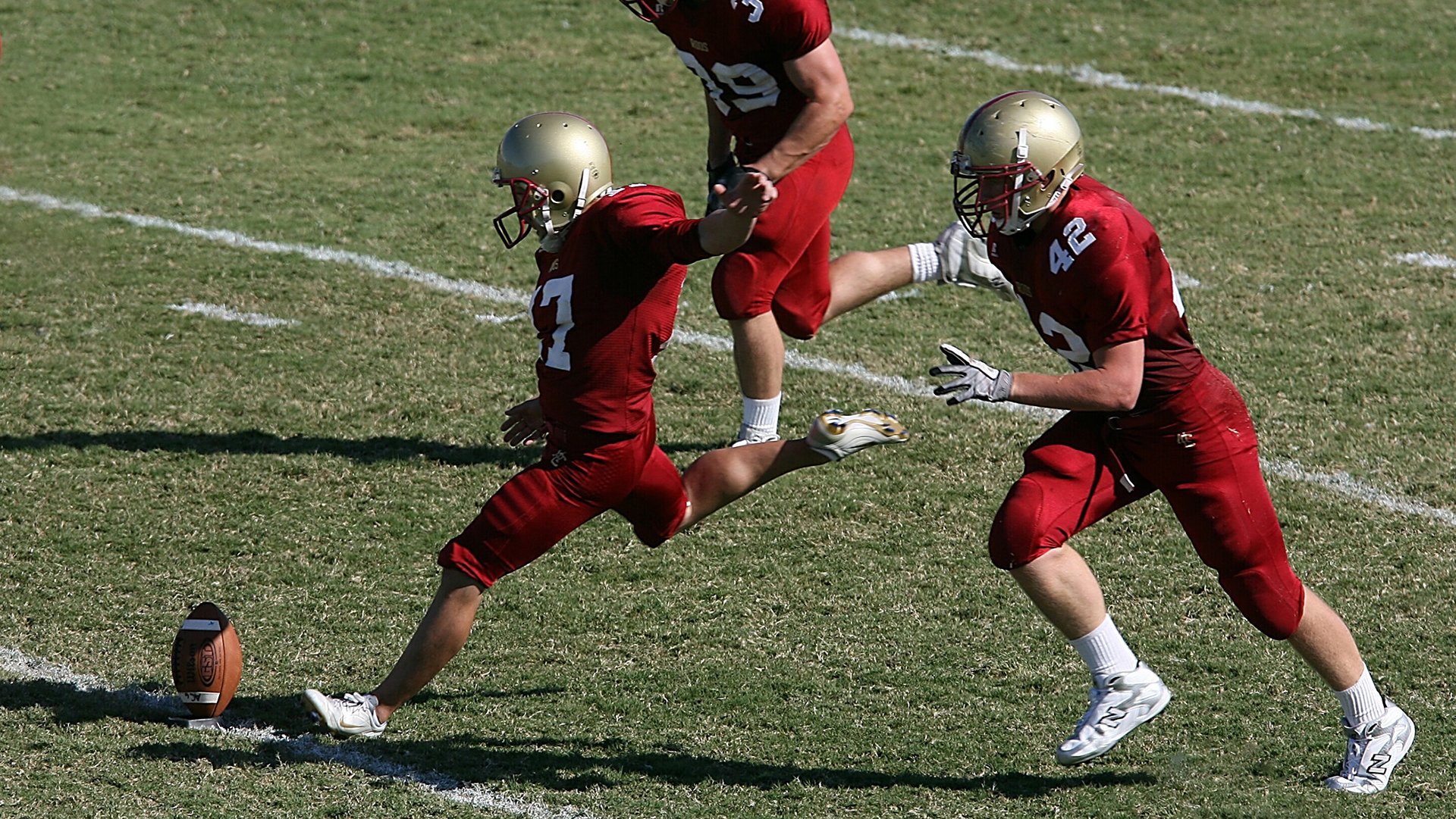 “快艇冲浪:东三叉湖赛场迎来极限水上运动的热潮”